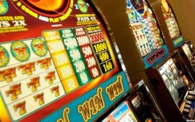 Meja roulette Pragmatic Play dengan roda yang berputar